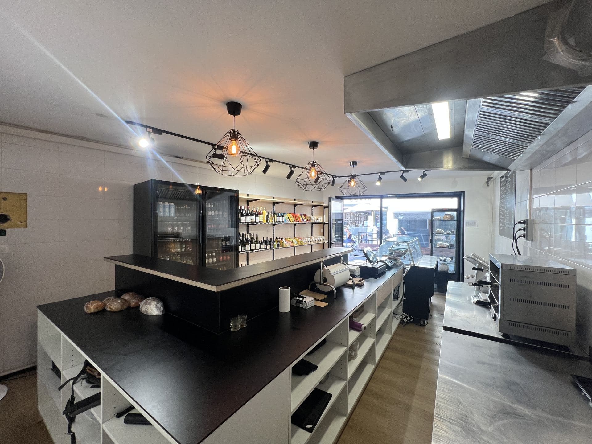 Comptoir traiteur avec vitrine réfrigérée et étagères